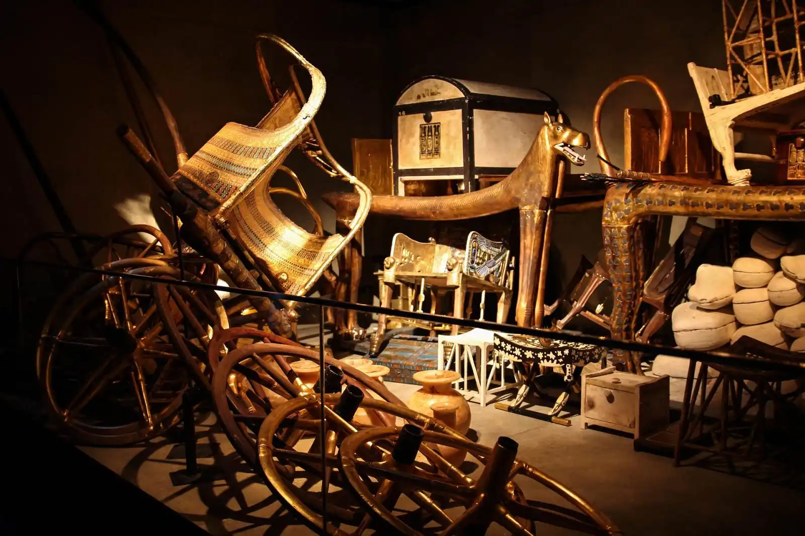 Rekonstrukce části pohřební výbavy faraona Tutanchamona vystavená v muzeu. Mezi nejcennější exponáty patří slavnostní vozy, pozlacený nábytek, truhly a další předměty, které měly mladému faraonovi sloužit na cestě do posmrtného života.